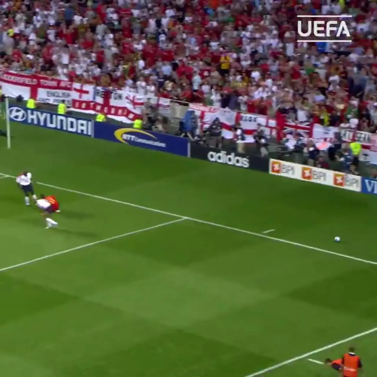 ویدئو نوستالژی: وقتی اشلی کول رونالدوی جوان را متوقف کرد