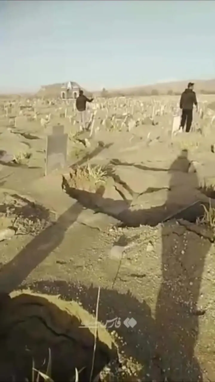 فرونشست قبرستان در پی بارش شدید باران در قشم