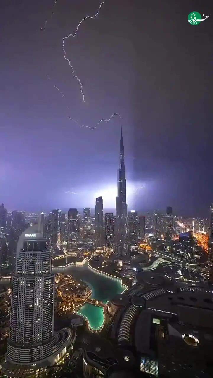 برخورد دیدنی صاعقه به آسمان خراش برج خلیفه در دبی