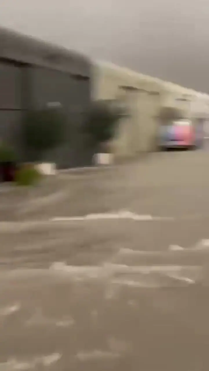 بارش شدید باران فرودگاه‌های امارات را فلج کرد