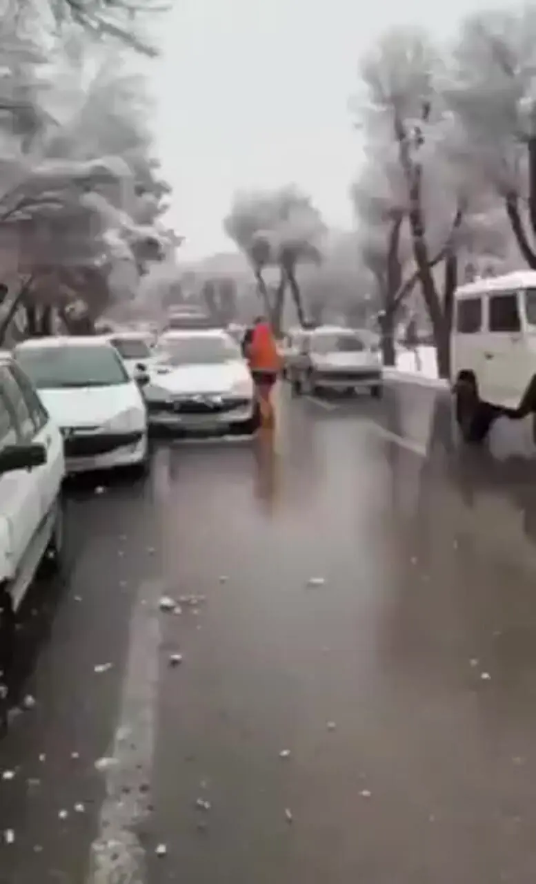 برف‌بازی پاکبان و رهگذران در اصفهان!