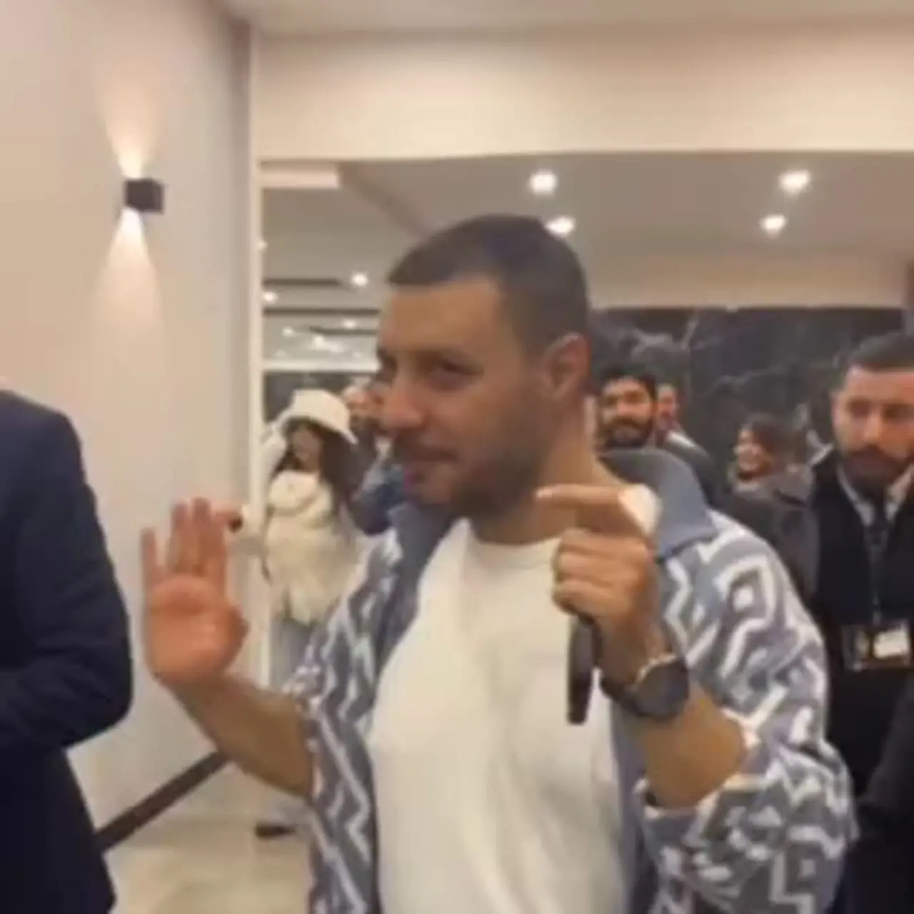 جواد عزتی در جشن حافظ: «دستمو ول کنید، خودم می‌رم»