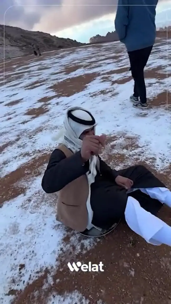 برف نادر در عربستان و برف‌بازی سعودی‌ها