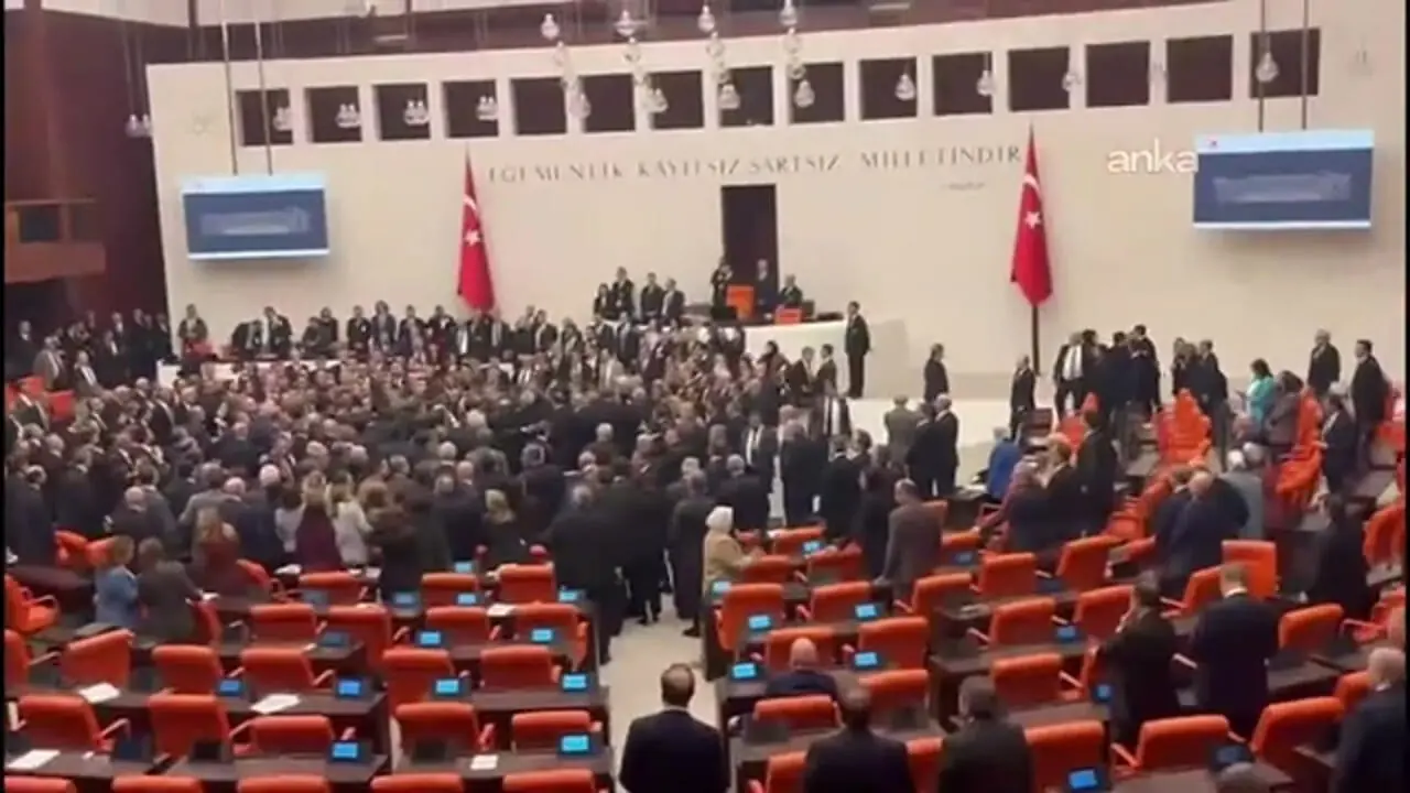 زد و خورد نمایندگان مجلس ترکیه بر سر بودجه