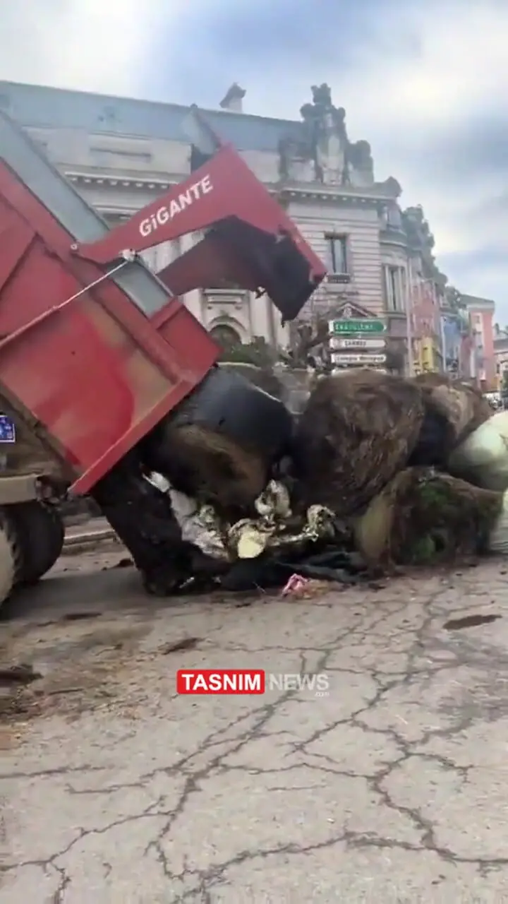 کشاورزان فرانسوی ساختمان‌های دولتی را با کاه مسدود کردند