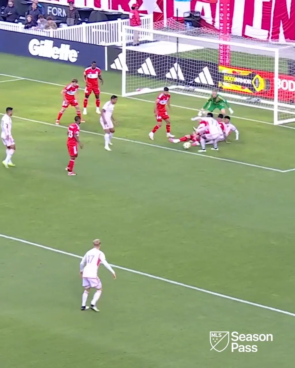 ویدئو: کیفیت پایین لیگ ‏MLS‏ یا گیج شدن اتفاقی مهاجمان و مدافعان