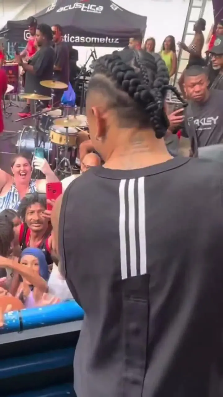 ویدئو: اقدام خیرخواهانه رافینیا و همسرش در برزیل