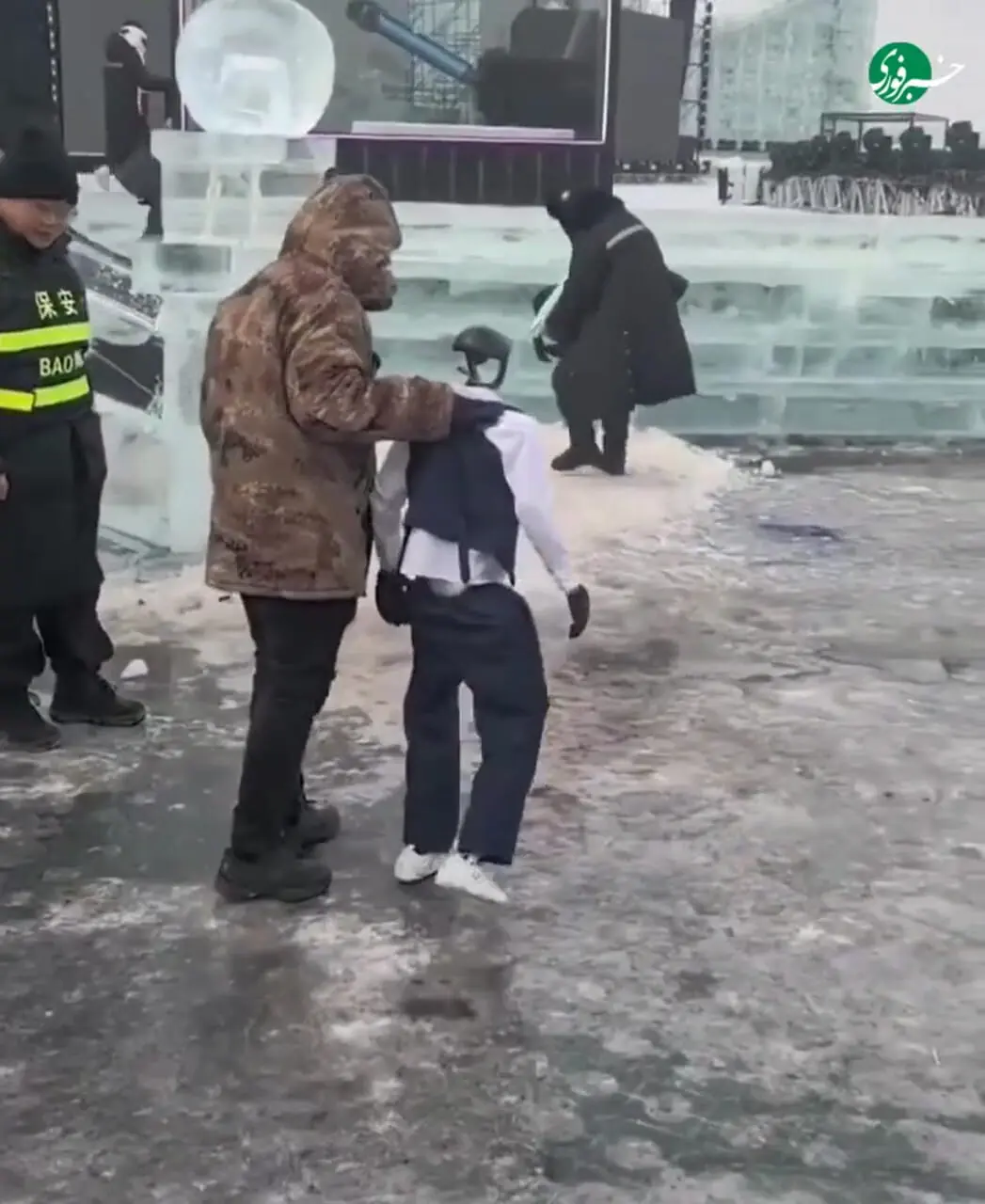 سر خوردن ربات های چینی روی برف