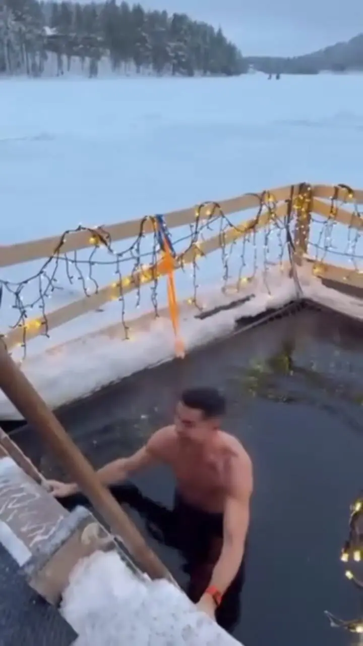 ویدئو: رونالدو در منفی ۲۰ درجه؛ ورود به آب یخ و یک دقیقه جنون