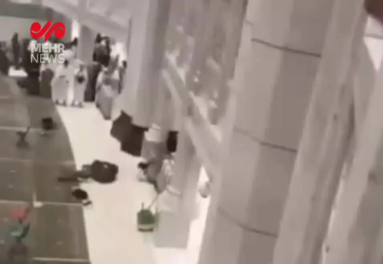 نخستین فیلم از فردی که در مسجدالحرام خود را از طبقات بالا به پایین پرتاب کرد