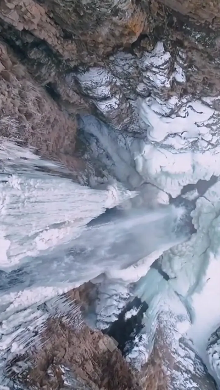 آبشاری از دل کوهستان‌های مشکین‌شهر