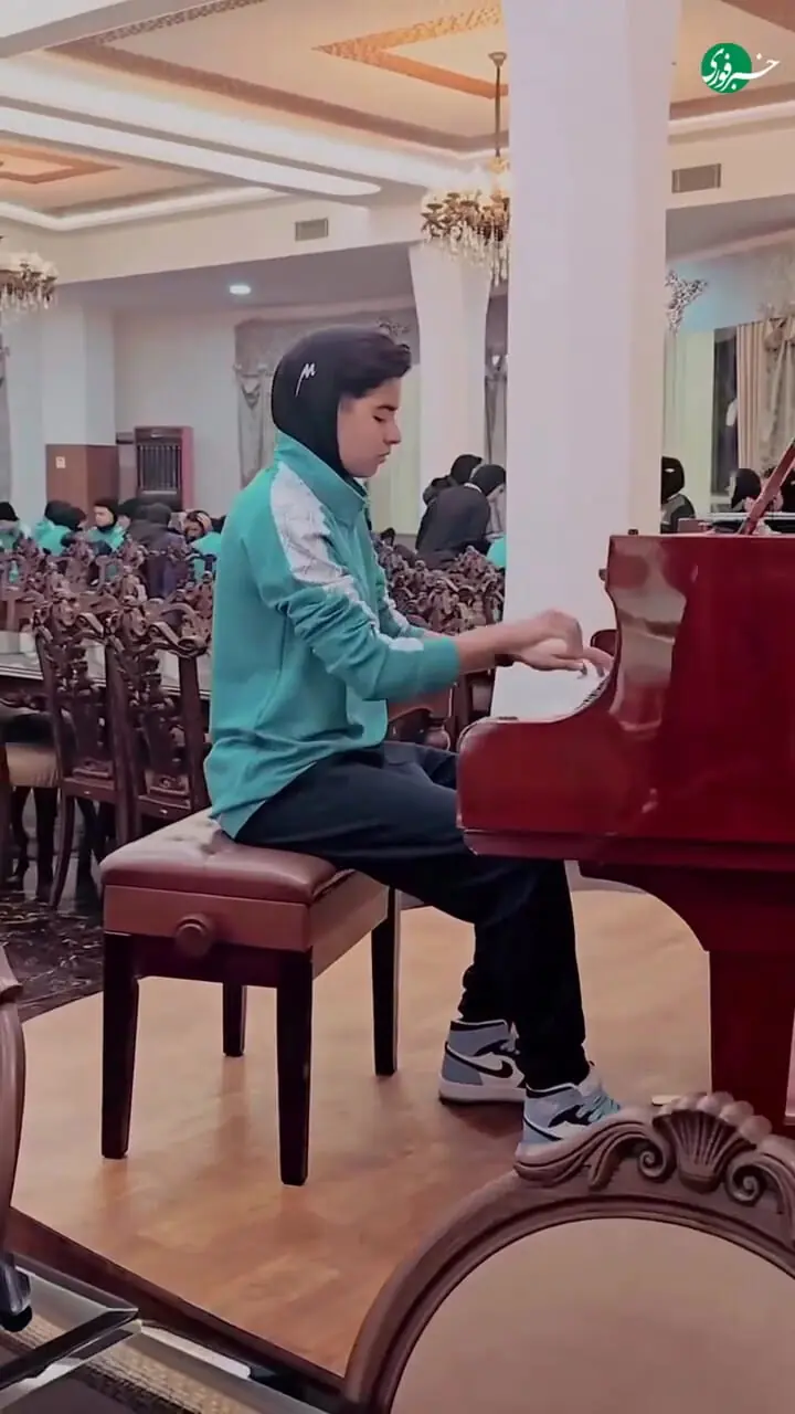 ویدیوی پربازدید از پیانو نوازی بازیکن تیم استقلال بانوان