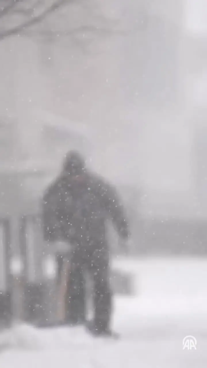 بارش سنگین برف و اختلال در حمل‌ونقل تورنتو کانادا