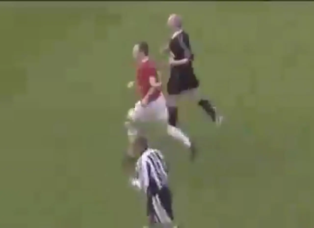 ویدئو نوستالوژی: از بحث با داور تا گل تماشایی؛ حرکت ناگهانی وین رونی