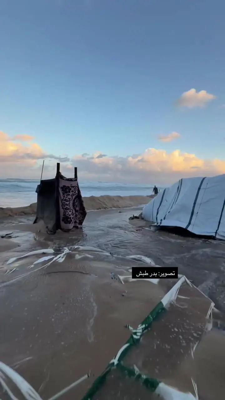 غرق شدن چادرهای آوارگان فلسطینی در اثر بارش و طغیان ساحل غزه