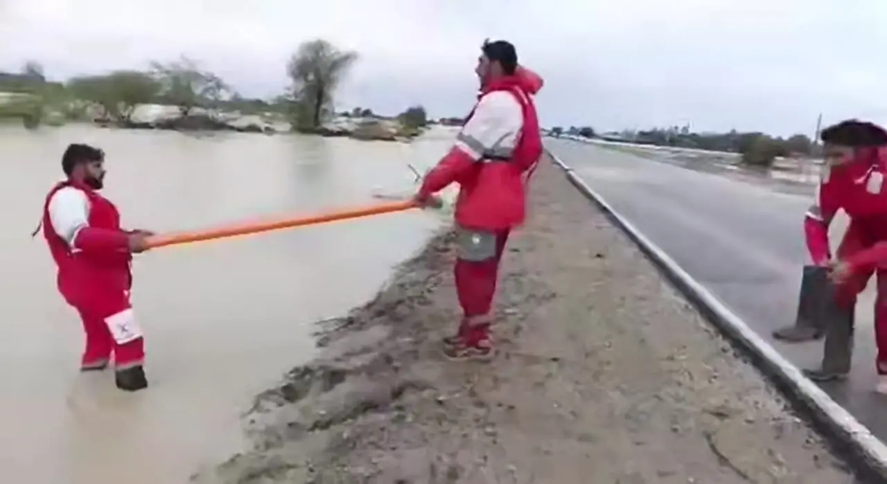 اعزام پیاده سه امدادگر به روستاهای محاصرهشده در پی سیلاب