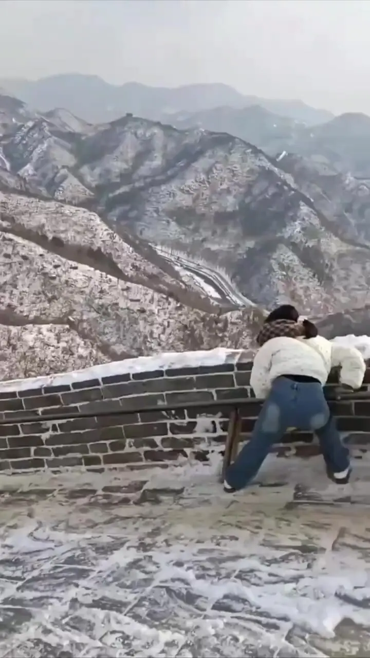 یخبندان دیوار تاریخی چین گردشگران را به دردسر انداخت