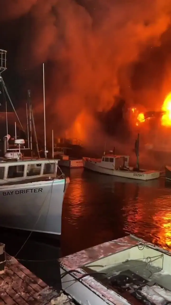 اسکله تاریخی آمریکا آتش گرفت