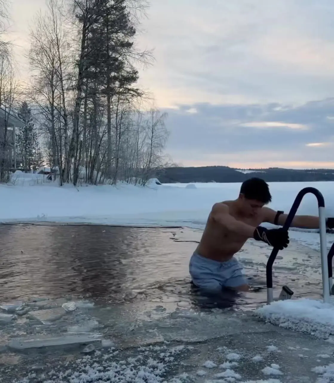 ویدئو: حمام آب سرد آردا گولر در دل طبیعت