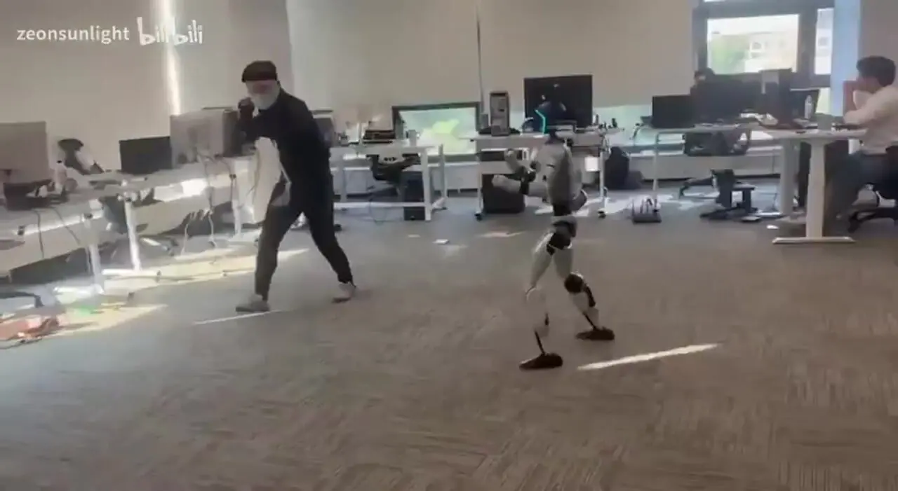 ربات رزمیکار استادش را غافلگیر کرد