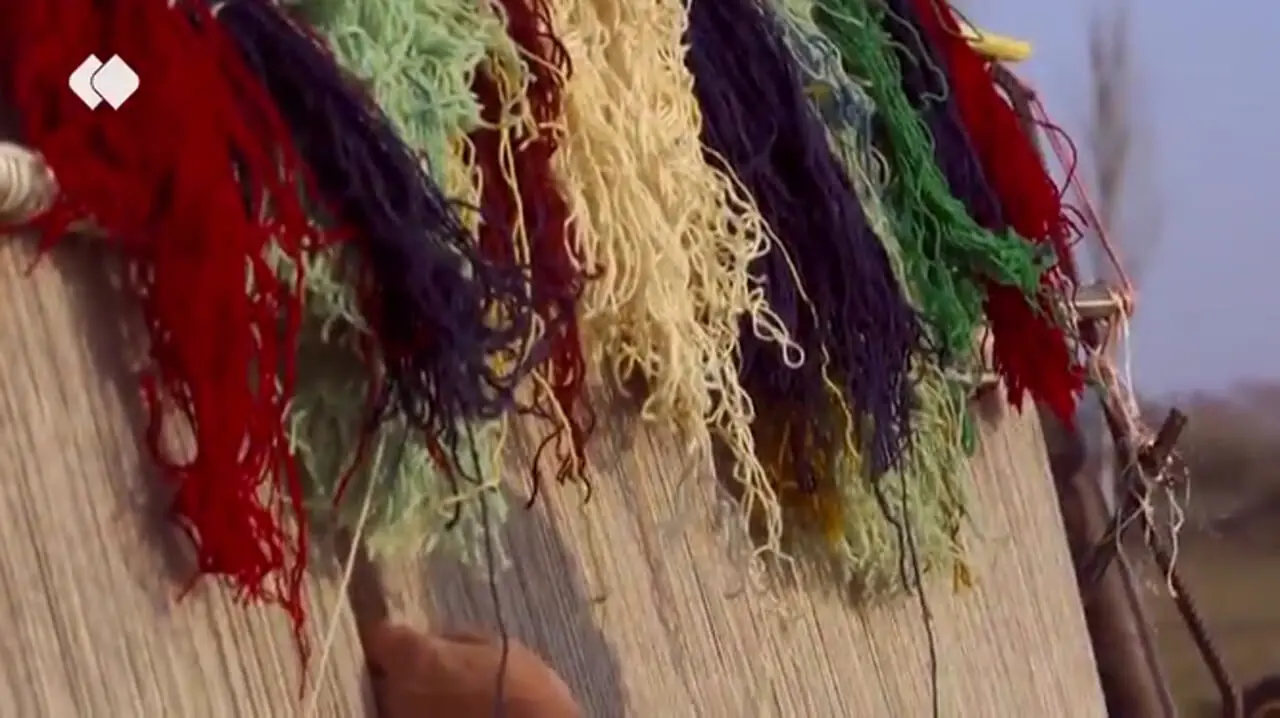 زنانی که بدون نقشه، گلیم‌های نفیس می‌بافند