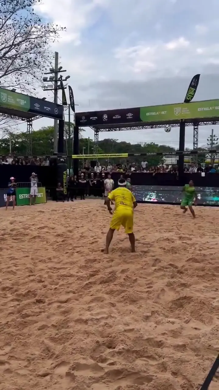 ویدئو: رونالدینیو حتی در فوتوالی هم جادو میکند