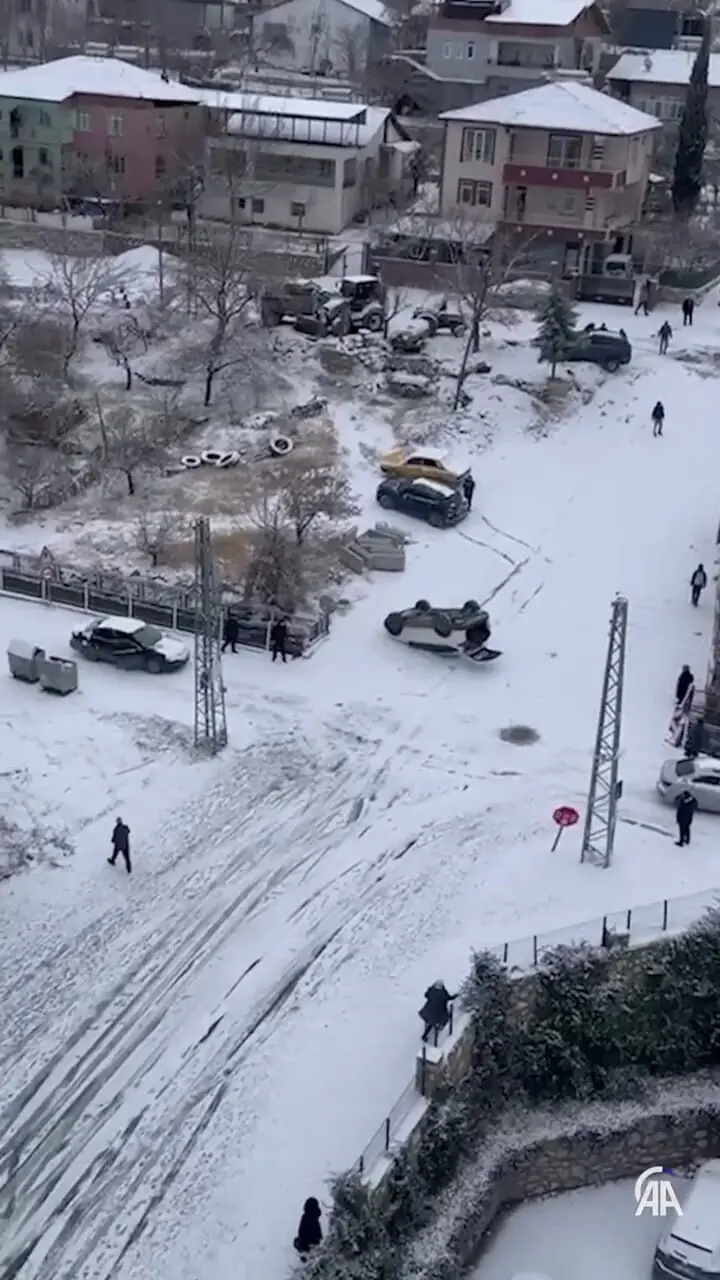 سر خوردن عجیب خودروها در خیابان های برفی ترکیه