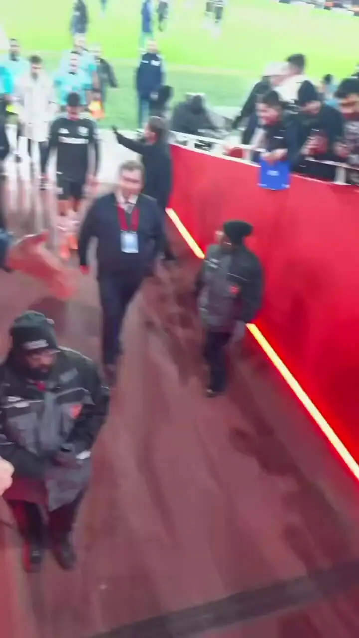 ویدئو: لحظات پرتنش خروج مارتینز از زمین پس از باخت به آرسنال