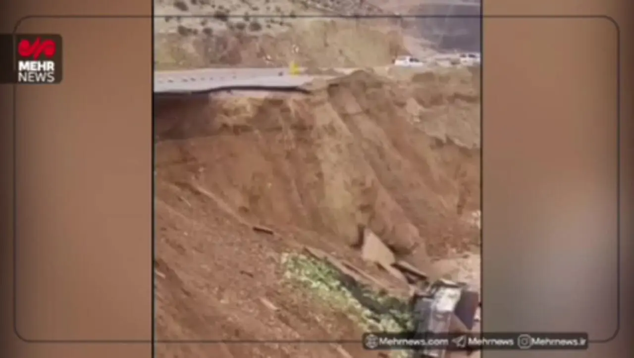 لحظه رانش زمین در جاده ایذه