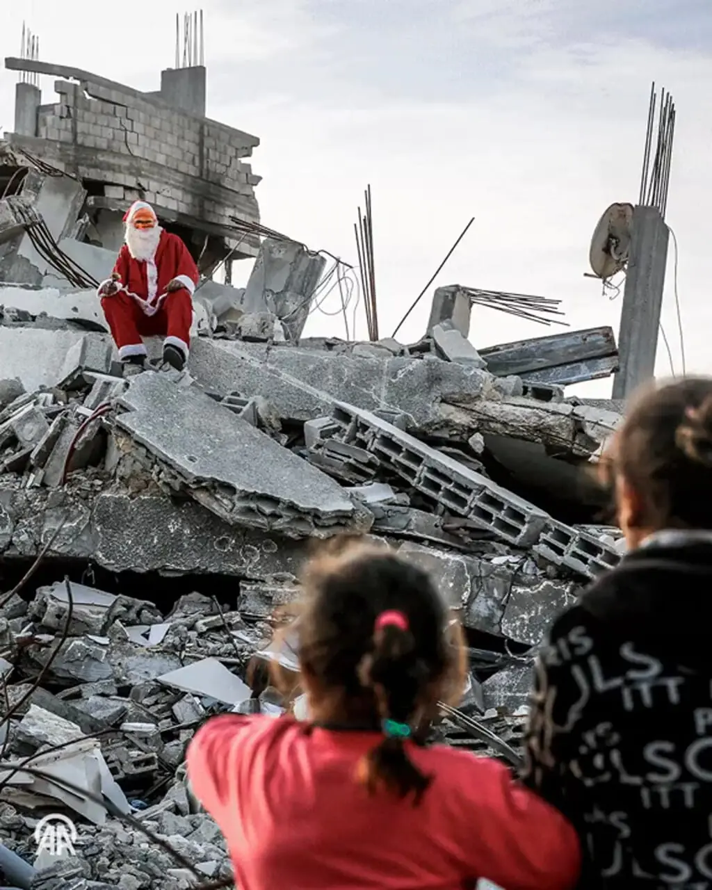 بابا نوئل در میان خرابه‌های غزه