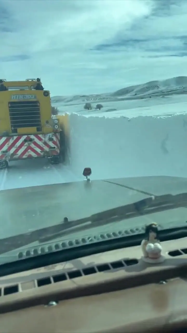 بارش ۱.۵متری برف در مسیر مهاباد