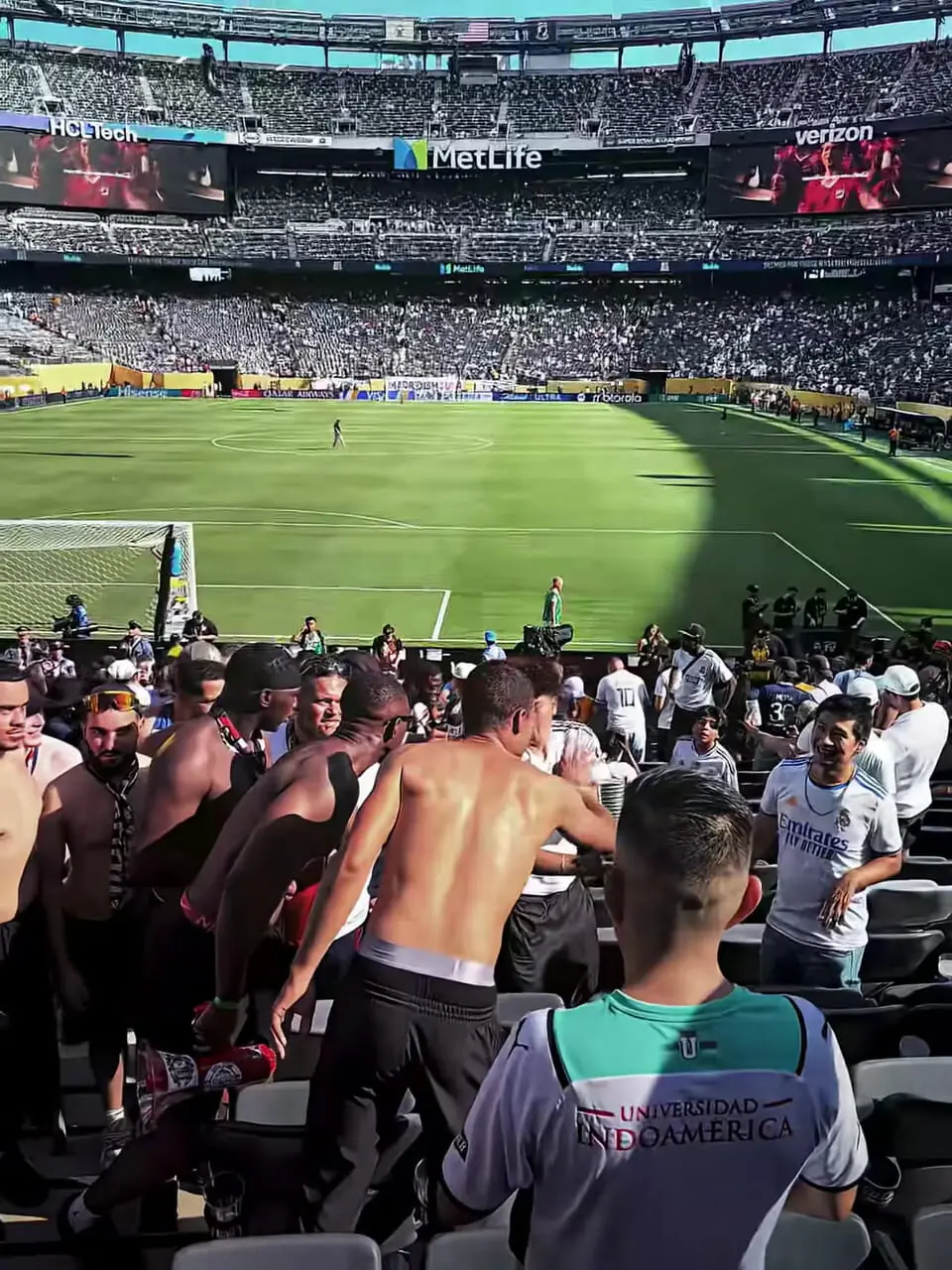 ویدئو: الکلاسیکو روی دور تند؛ وقتی خون هواداران به جوش میآید