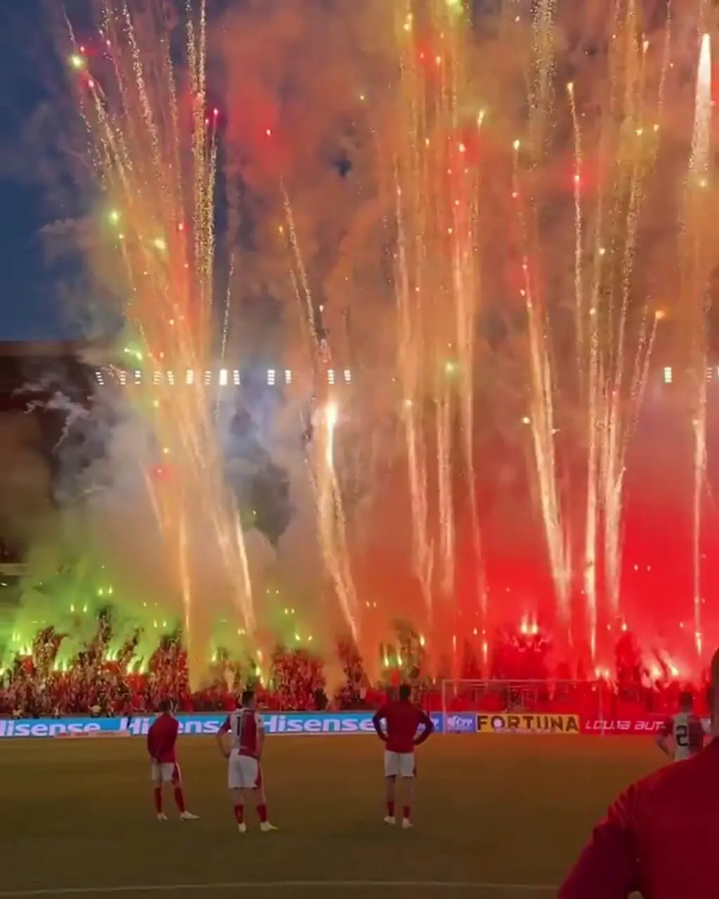 ویدئو: آتش بازی بزرگ هواداران اسلاویاپراگ