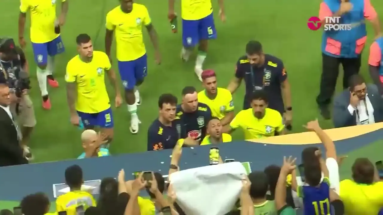 ویدئو: پرتاب بطری به سر نیمار و فحاشی ستاره برزیلی