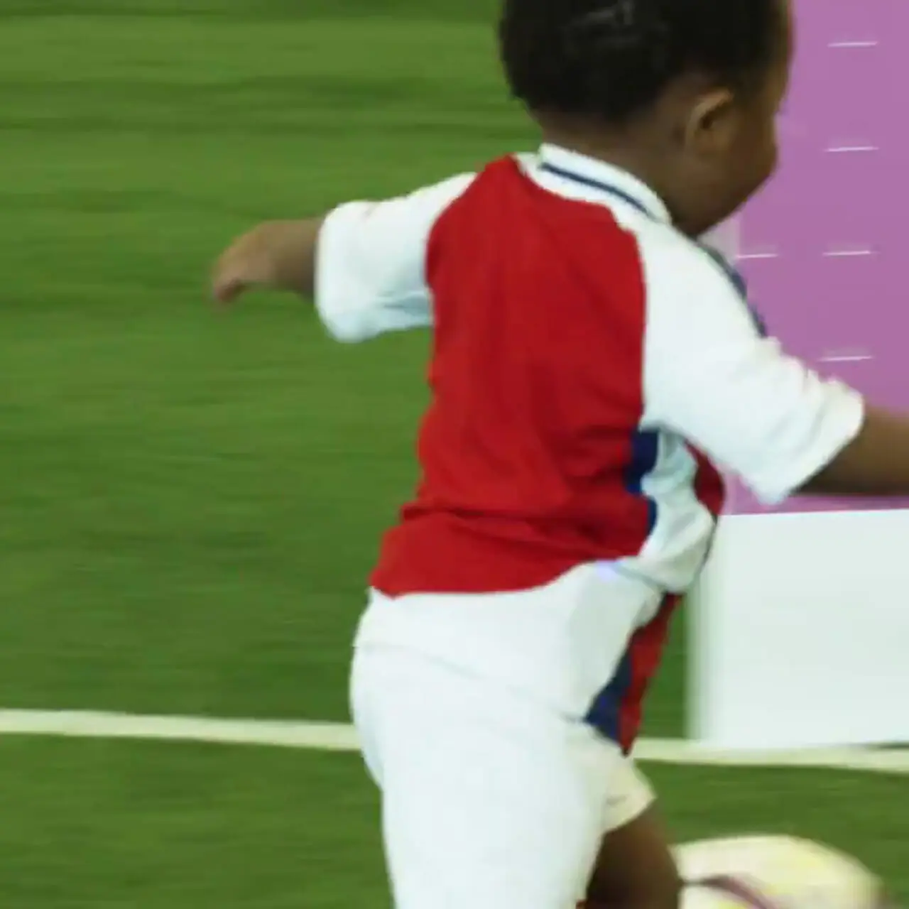 ویدئو: وقتی ساکا هوادار خردسال را سورپرایز میکند