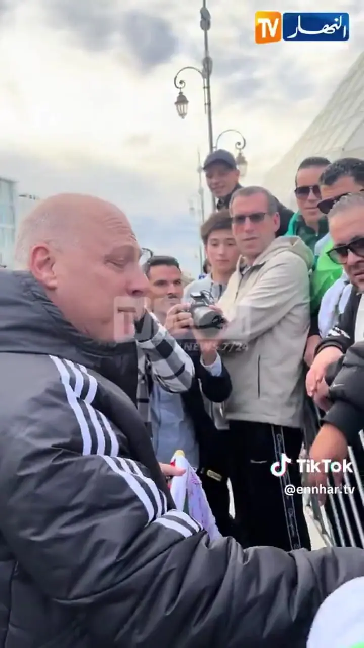 ویدئو: اهدای لباس امضا شده به هوادار خردسال الجزایر