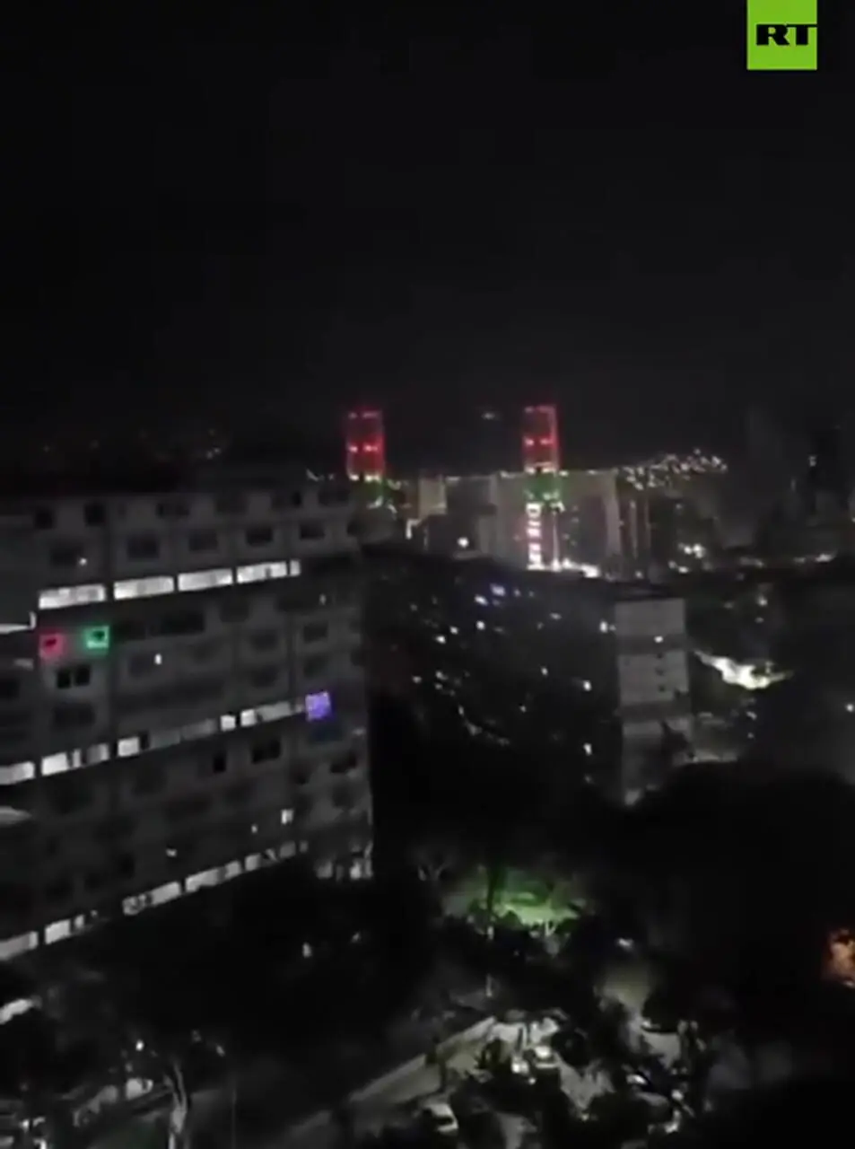 برخی رسانه‌های ونزوئلایی از حملۀ هوایی آمریکا به یک پایگاه هوایی در کاراکاس خبر می‌دهند