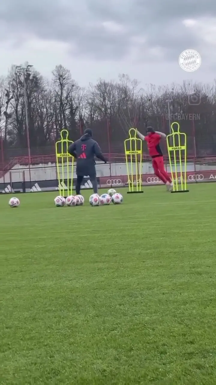 ویدئو: بازگشت زودتر از موعد موسیالا؛ ستاره بایرن تنها تمرین میکند