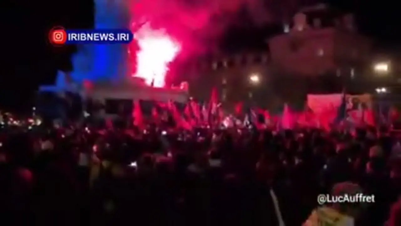 به آتش کشیدن پرچم آمریکا در پاریس