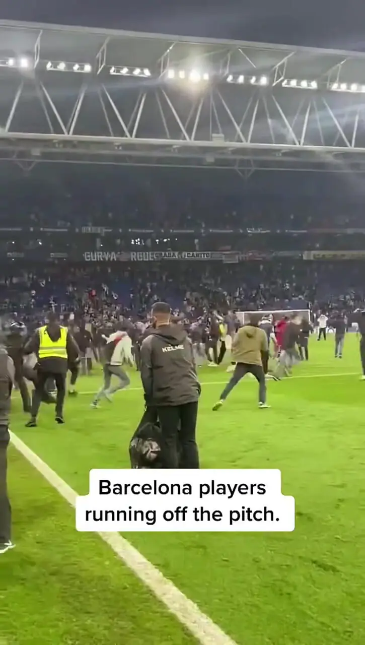 ویدئو: حمله تماشاگران اسپانیول به بازیکنان بارسا پس از سوت پایان بازی