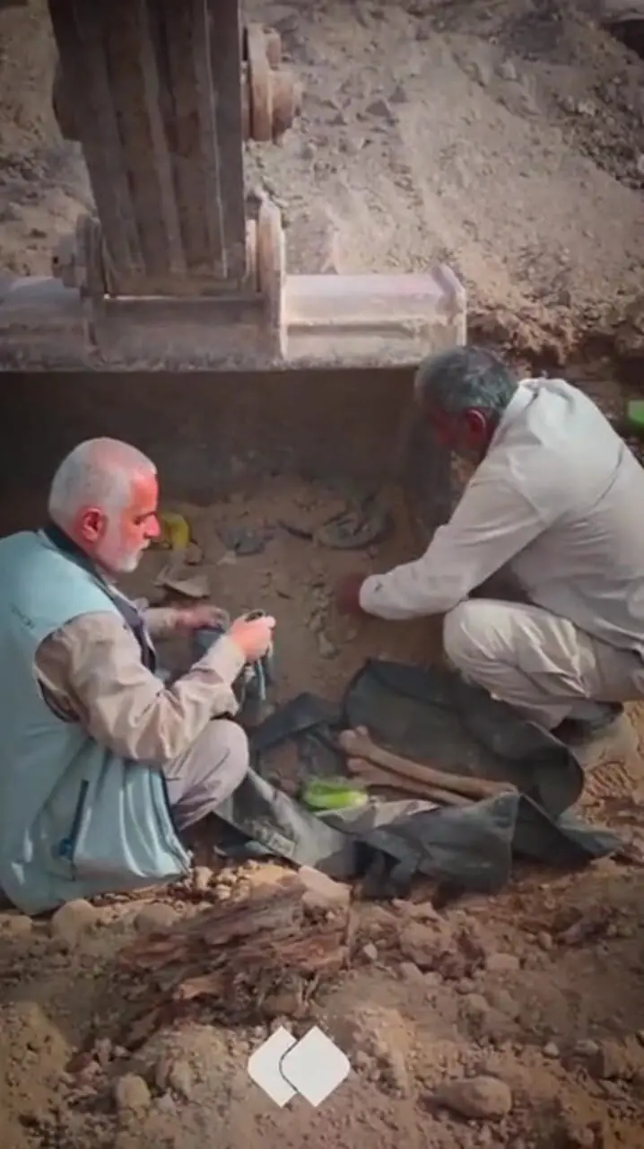 تفحص پیکر یک شهید همراه با نوشتۀ «مرگ بر آمریکا»