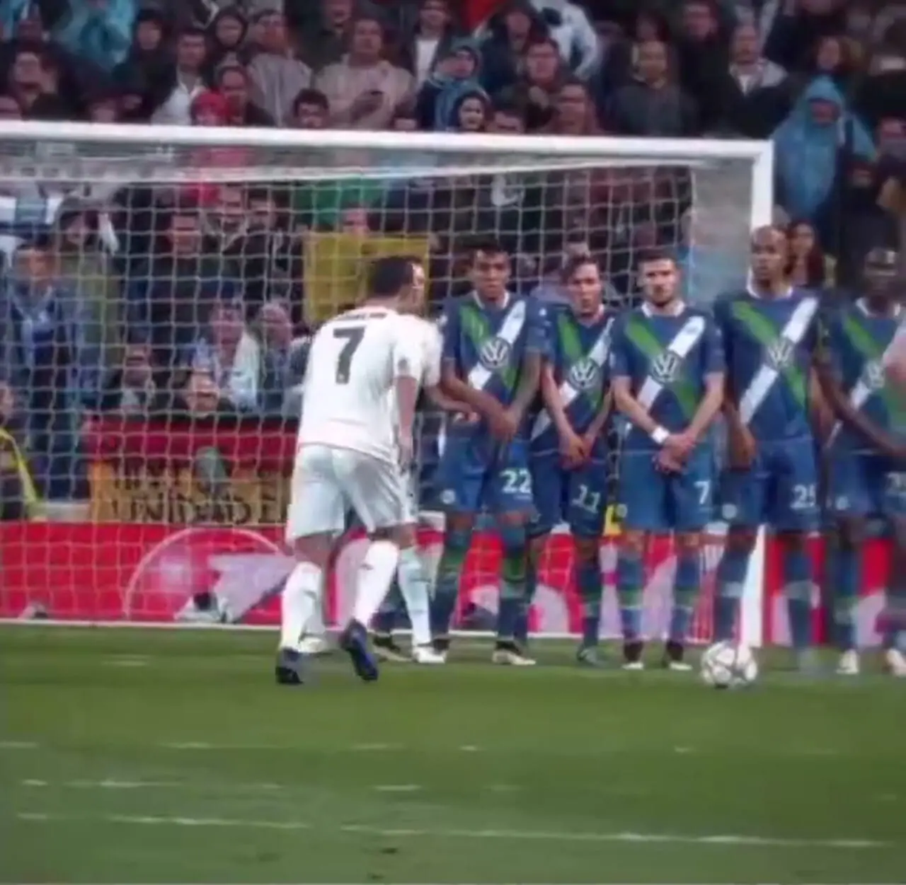 ویدئو نوستالوژی:‏‎ ‎شلیک مرگبار ‏CR7‎‏ از میان دیوار دفاعی