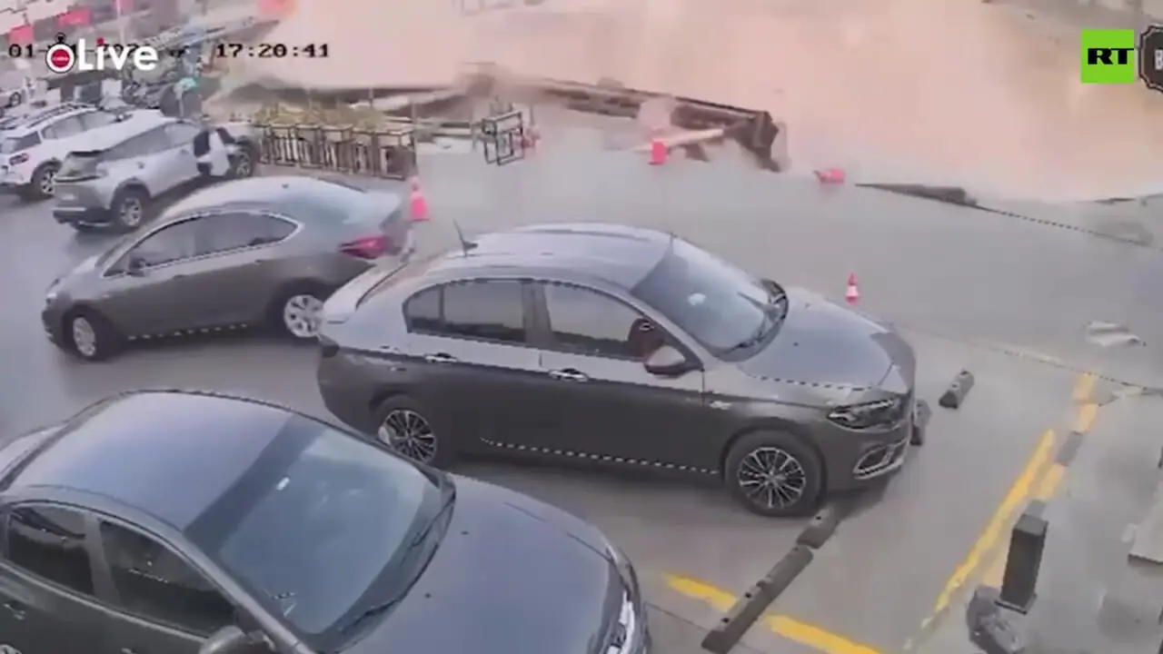 فرو رفتن پمپ‌بنزین قاهره در شکاف ۱۵ متری