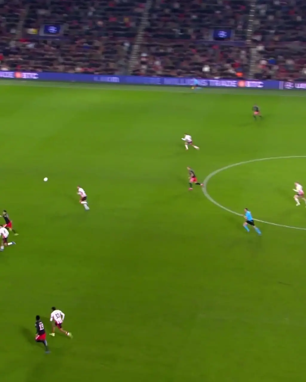 ویدئو: عملکرد فوق‌العاده دروازه‌بان بایرن‌ مقابل آیندهوون