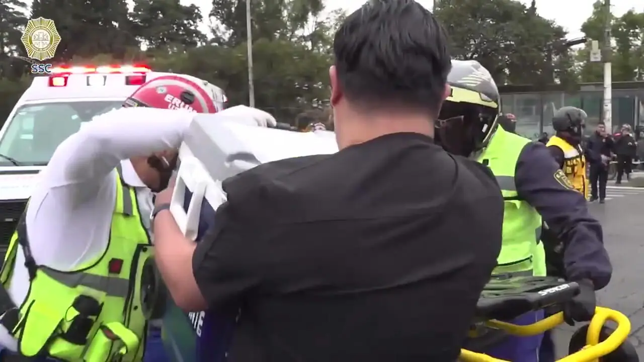 لحظه فرود بالگرد حامل کبد وسط خیابان