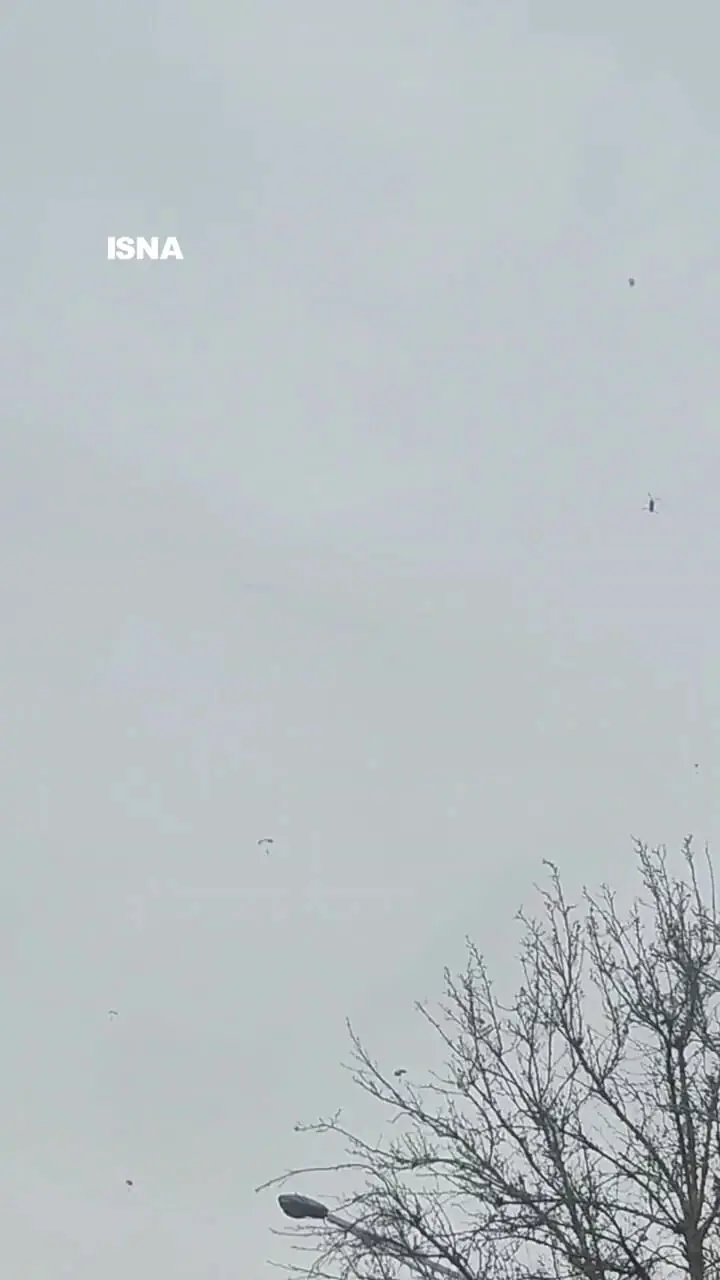 اجرای عملیات فرود توسط چتربازان نیروهای مسلح بر فراز میدان آزادی تهران