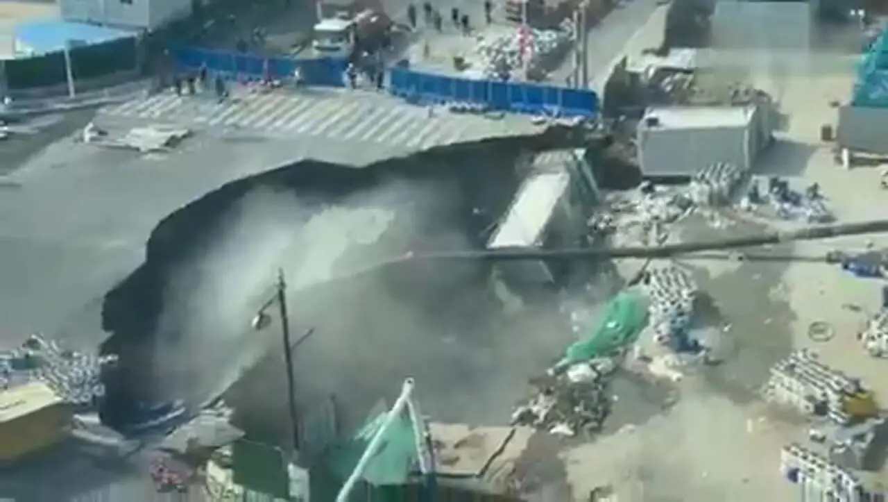 شکاف ناگهانی زمین در شانگهای؛ بخشی از جاده فروریخت