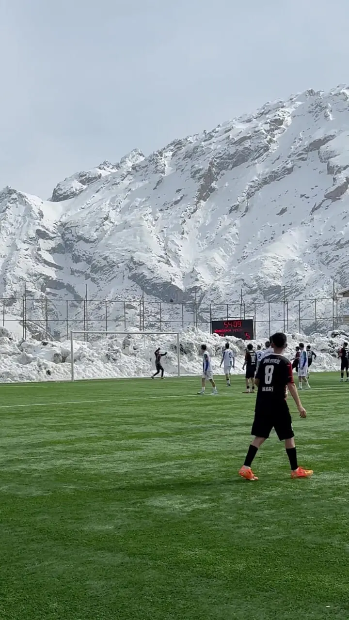 ویدئو: سوپرگلی تماشایی با پس‌زمینه قله‌های برفی