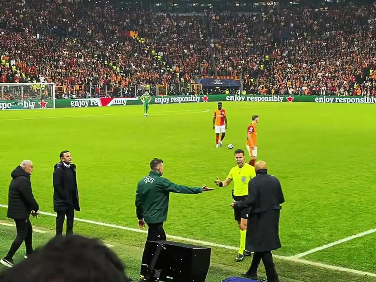 ویدئو: تلاش‌ سرمربی گالاتاسرای برای جلوگیری از دریافت کارت زرد