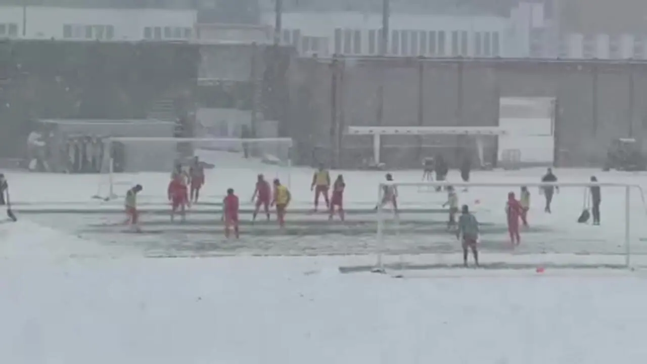 ویدئو: تمرین بایرنمونیخ زیر برف سنگین